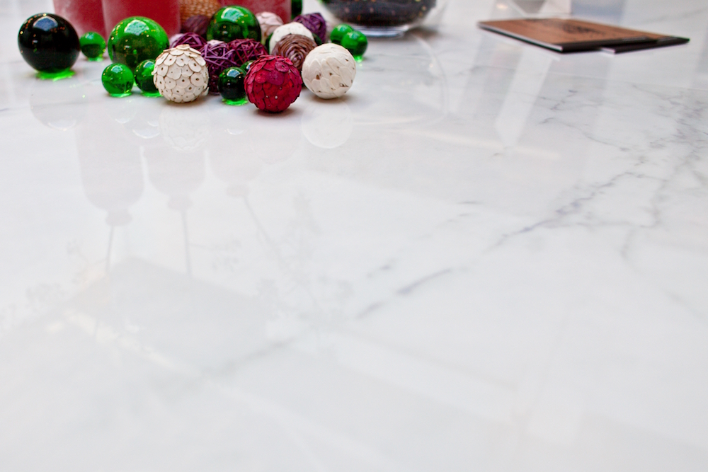 Werkblad in de keuken met marmerlook. Nagebootst marmer Dekton Tundra via Arte