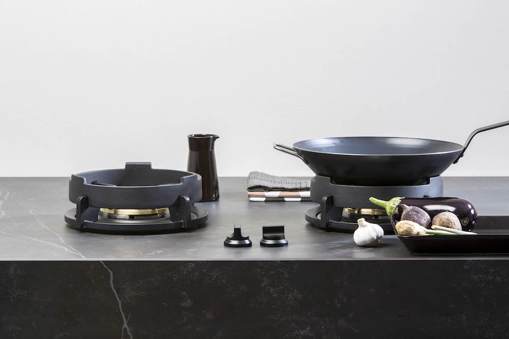 Zwart keukenblad met marmerlook met de stoere branders van Pitt Cooking - Werkblad dekton via Arte