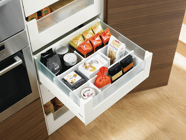 Blum voorraadkast keuken met handige indeling Legrabox - moderne apothekerskast