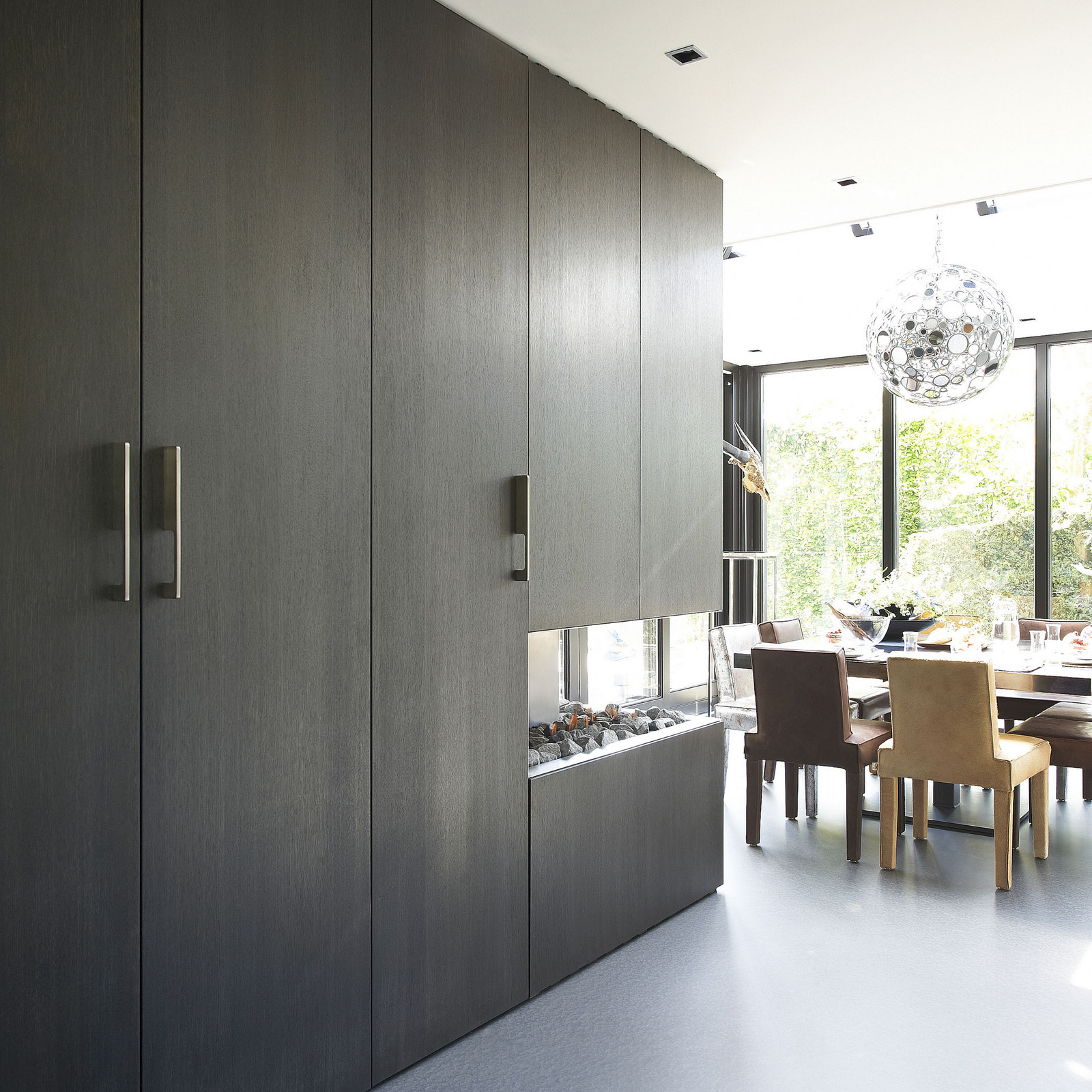 Woonkeuken met haard en moderne design keukenkasten van Culimaatvan 
