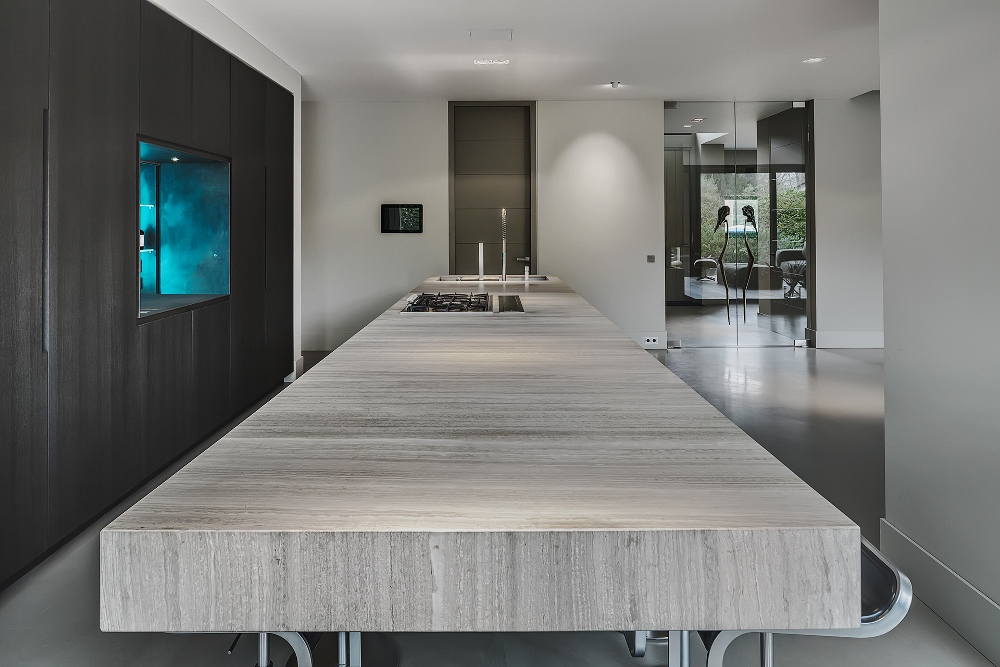 Kookeiland van Culimaat met strakke hoge kastenwand. Designkeuken BloxX