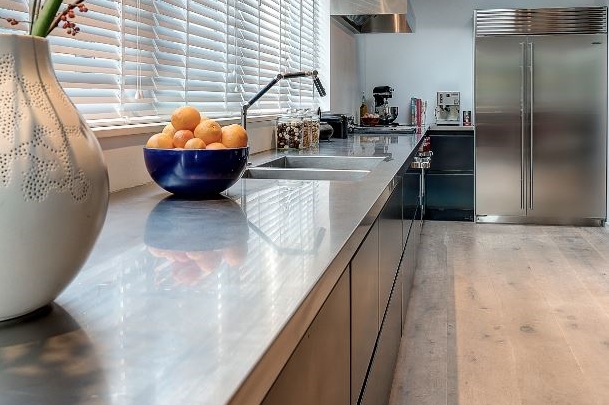 Keuken met RVS werkblad via Dekker Zevenhuizen