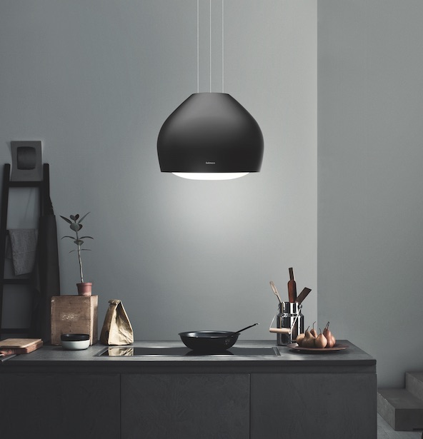 Afzuigkap in de vorm van een lamp met led-verlichting. Recirculatie kap Sophie boven kookeiland van zwart staal uit de Circle.Tech serie van Falmec #keuken #afzuigkap #keukeninspiratie #falmec 