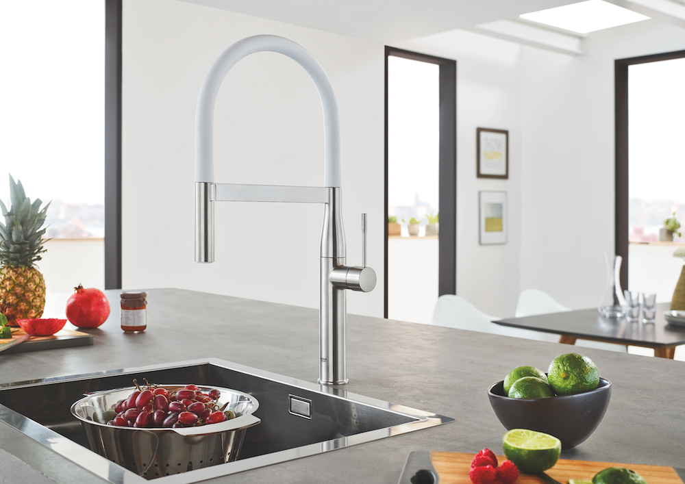 Keukenkraan met handdouche. Professionele kraan in verschillende kleuren. Grohe Essence in het wit #keuken #keukenkraan #keukenmengkraan #keukeninspiratie #grohe