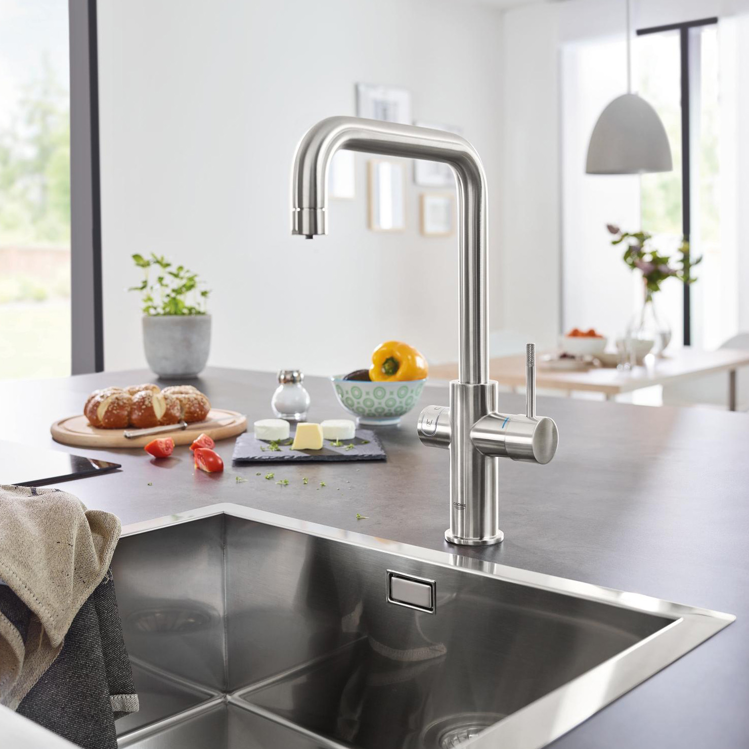 Gefilterd en gekoeld drinkwater uit de keukenkraan met de mogelijkheid tot bruisend water. Grohe Blue Home kraan #keuken #kraan #grohe