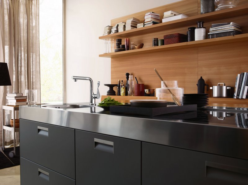 Keuken met designkraan Axor Citterio Select met uittrekbare vuistdouche en gebruiksvriendelijke select knop via Hansgrohe