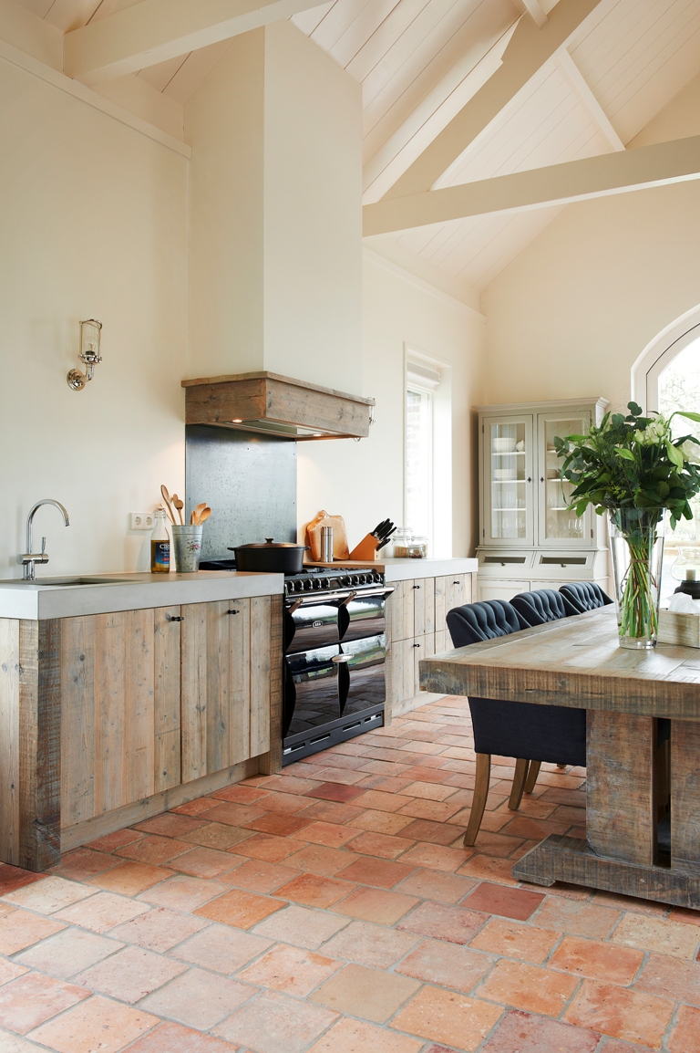 Keuken van oud hout met groot fornuis en vloer van natuursteen via RestyleXL