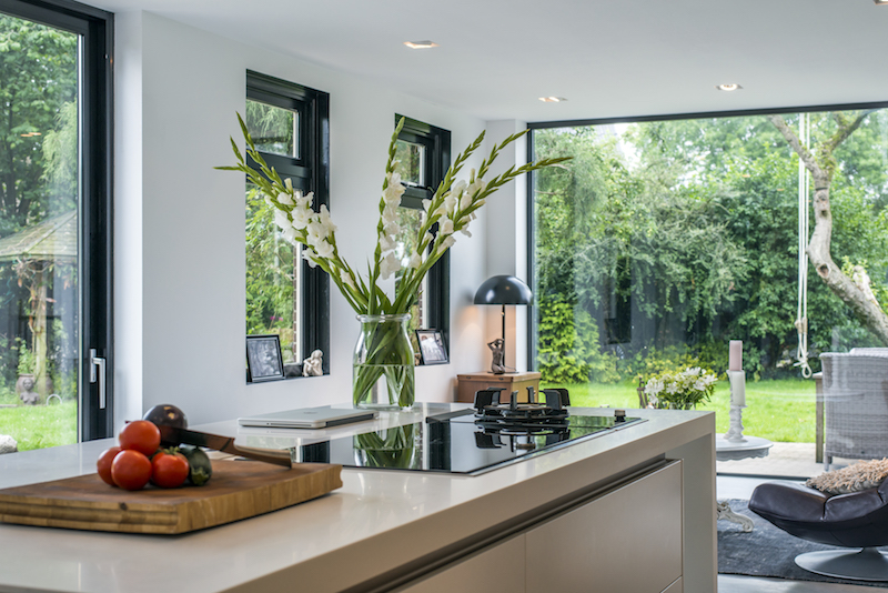 Binnenkijker: Moderne houten keuken met corian kookeiland in gerenoveerde boerderij by JP Walker op maat gemaakte houten keukens #houtenkeuken #keukendesign #keukeninspiratie #modernekeuken #keuken #jpwalker