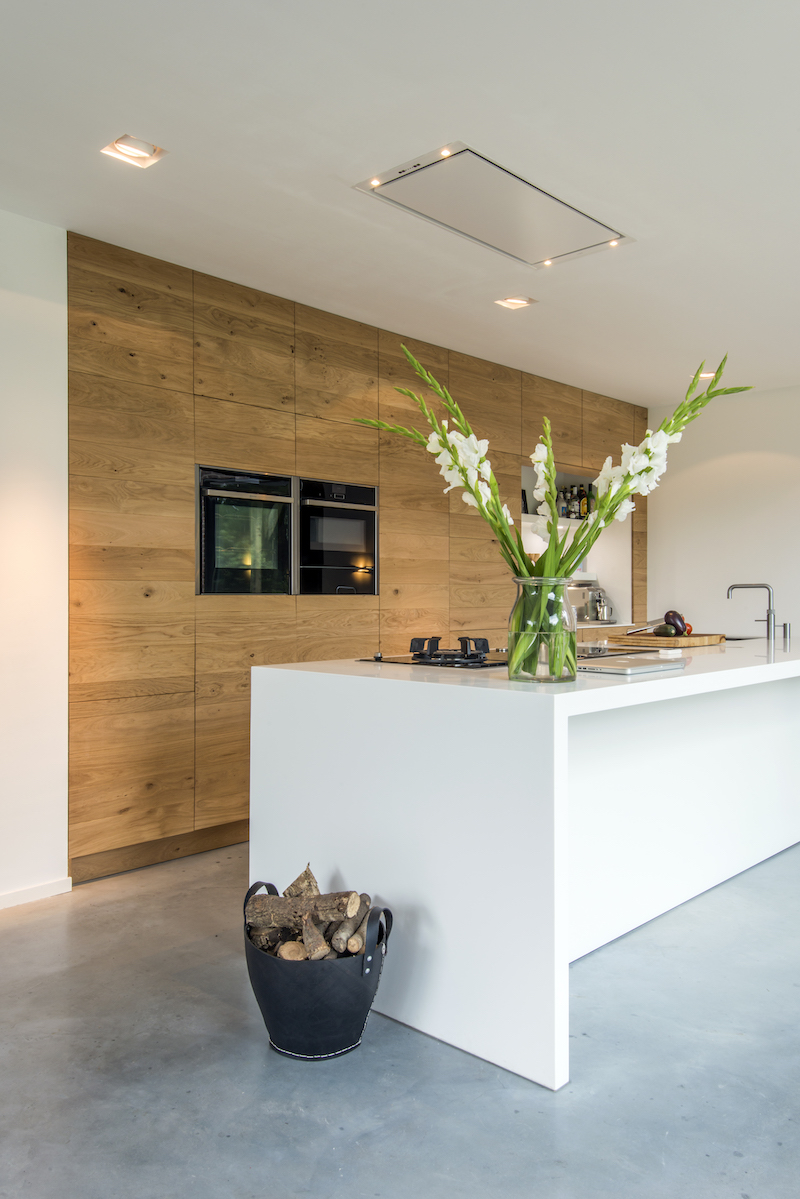 Binnenkijker: Moderne houten keuken met corian kookeiland in gerenoveerde boerderij by JP Walker op maat gemaakte houten keukens #houtenkeuken #keukendesign #keukeninspiratie #modernekeuken #keuken #jpwalker