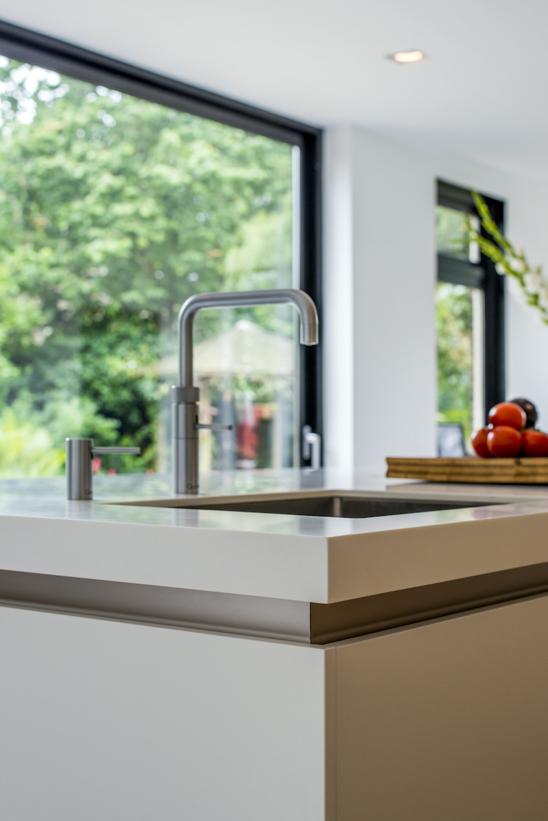 Quooker kokendwaterkraan op Corian kookeiland in houten keuken van JP walker #keukeninspiratie #quooker