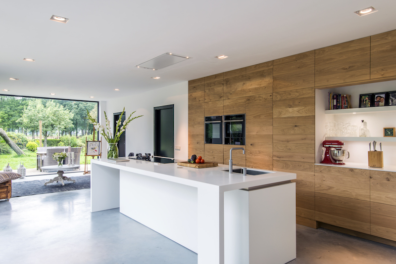 Binnenkijker: Moderne houten keuken met corian kookeiland in gerenoveerde boerderij by JP Walker op maat gemaakte houten keukens #houtenkeuken #keukendesign #keukeninspiratie #modernekeuken #keuken #jpwalker