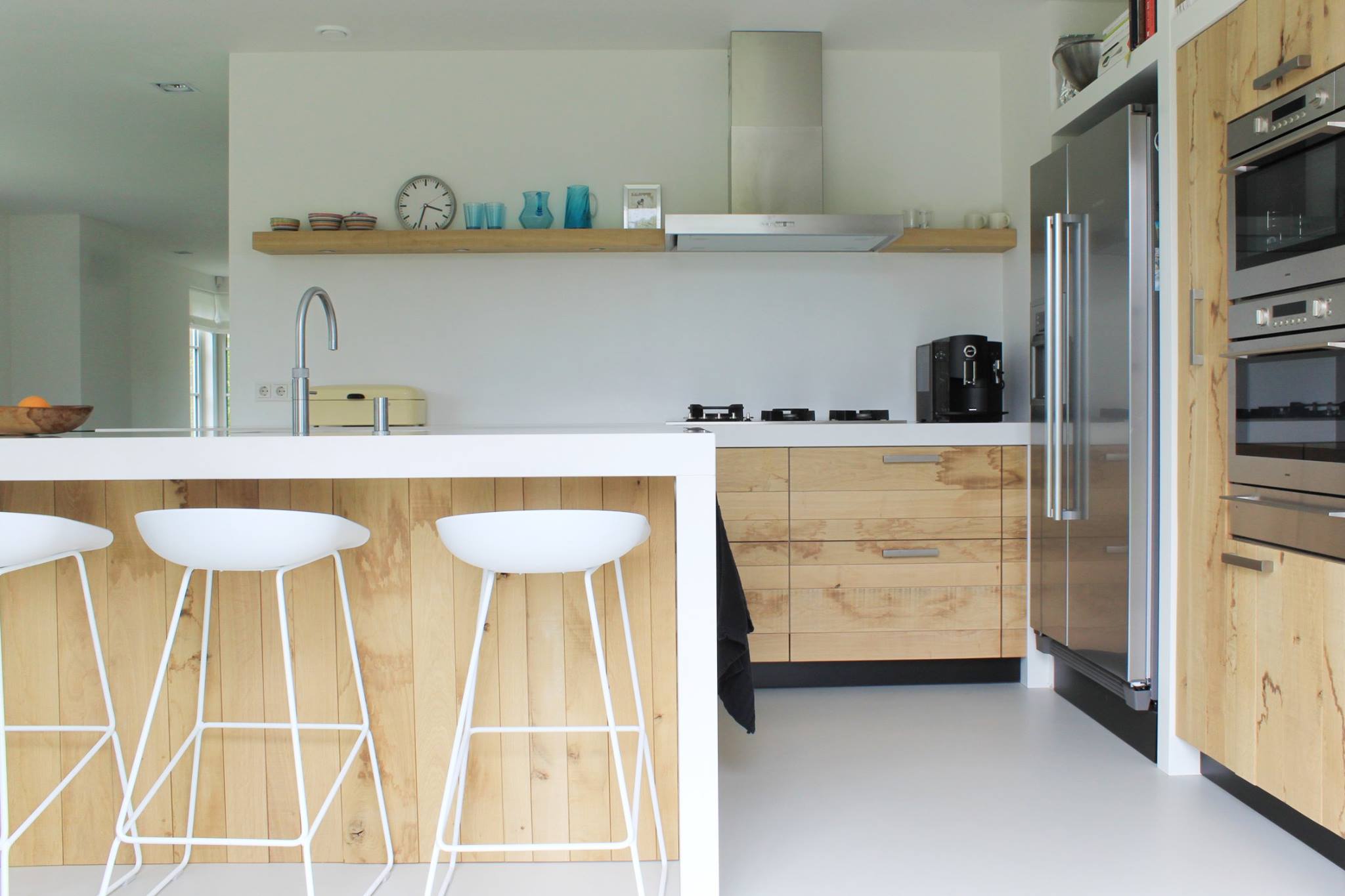Aja baas blad Moderne ruw eiken houten keukens met wit keuk... - UW-keuken.nl