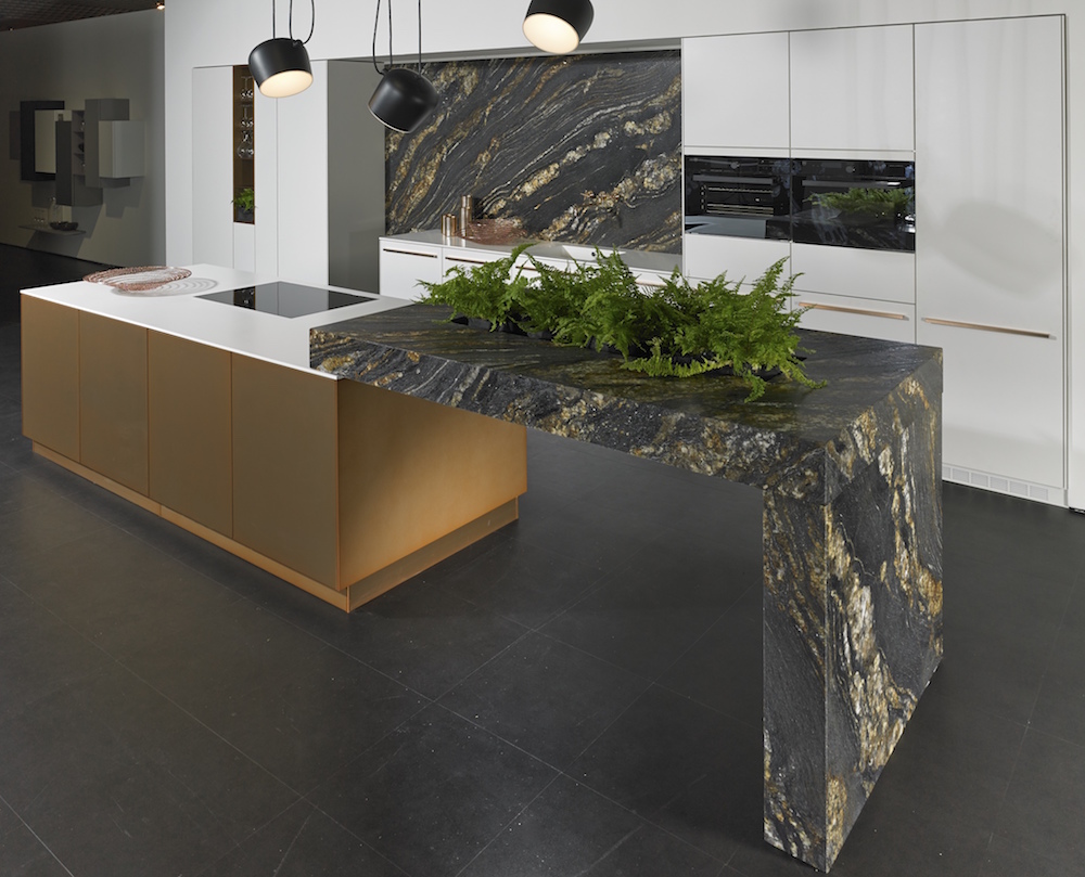 Keuken met zwart marmer keukenblad Black Fusion van Kemie #natuursteen #keuken #marmer #zwart