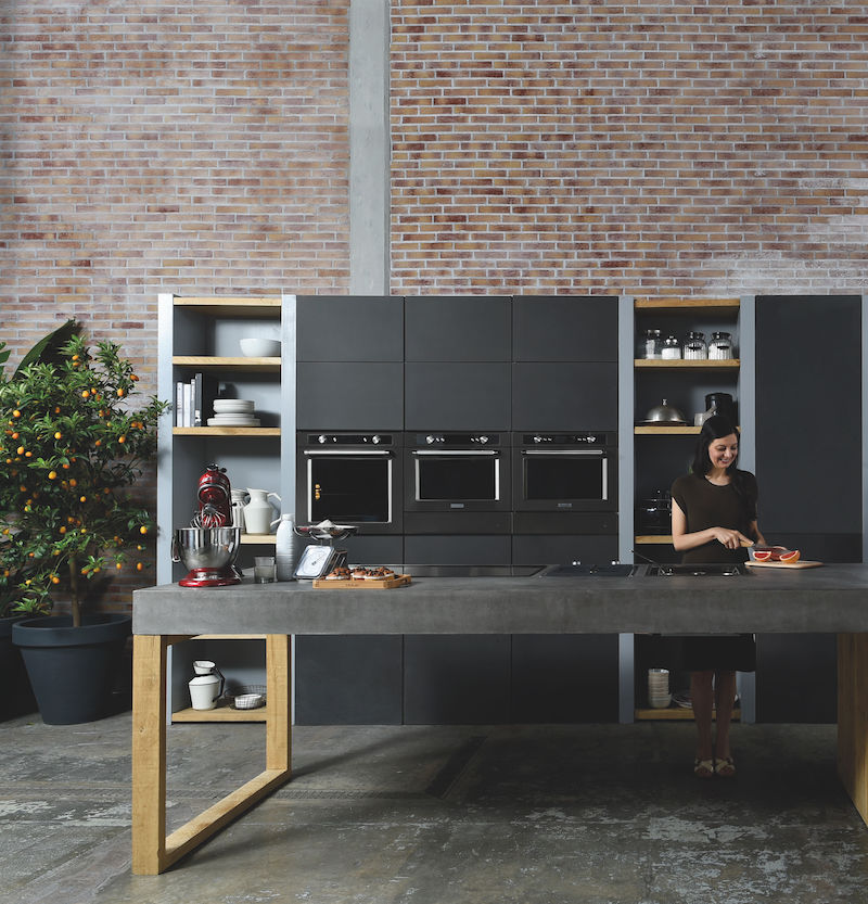 Zwart is hot in de keuken! Prachtige nieuwe zwarte inbouwapparatuur Black Stainless Steel van KitchenAid #kitchenaid #keuken #ovens #stoomoven