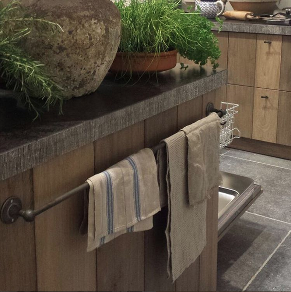 Landelijke keuken met handdoekhouder en greepjes van Dauby