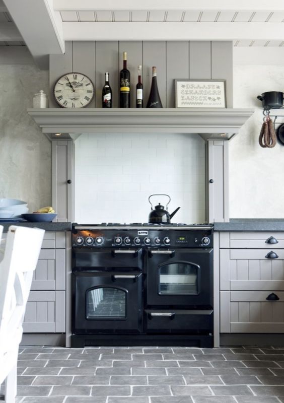Landelijke keuken met groot Falcon fornuis en keramische tegels op de vloer met natuursteen look. Vloer: Kersbergen natuursteen. Foto: Denise Keus voor Wonen Landelijke Stijl