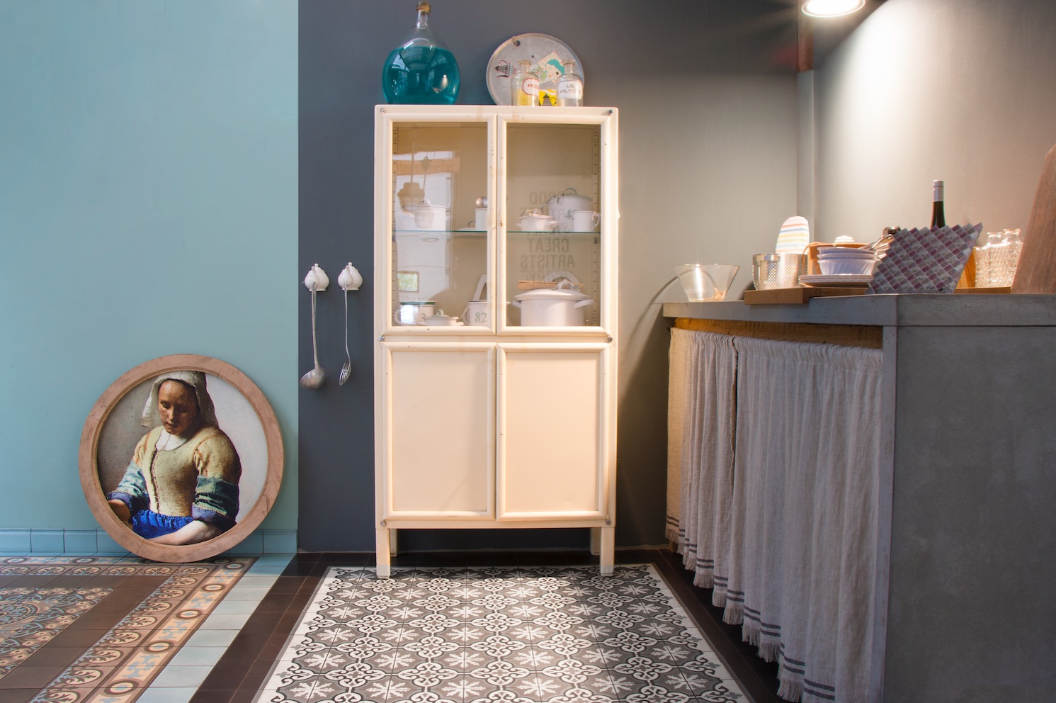 Landelijke keuken met vloer van Portugese tegels via Designtegels #landelijk #wonen #keuken