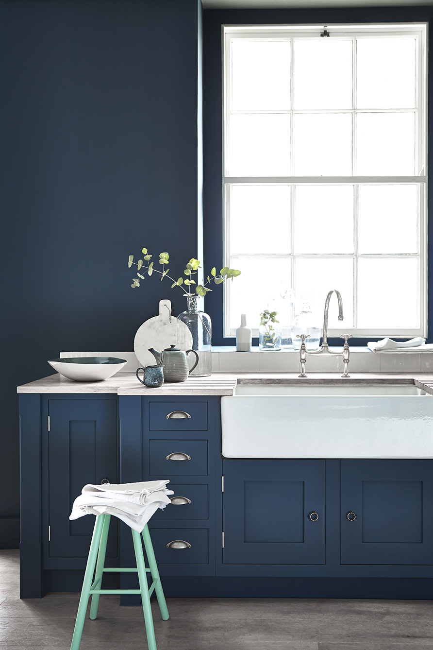 Blauwe keuken muurverf van little green #keuken #keukeninspiratie #blauwekeuken #muurverf #littlegreen