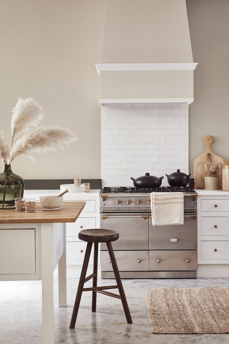 Witte keuken met muurverf van little green #keuken #keukeninspiratie #wittekeuken #muurverf #littlegreen