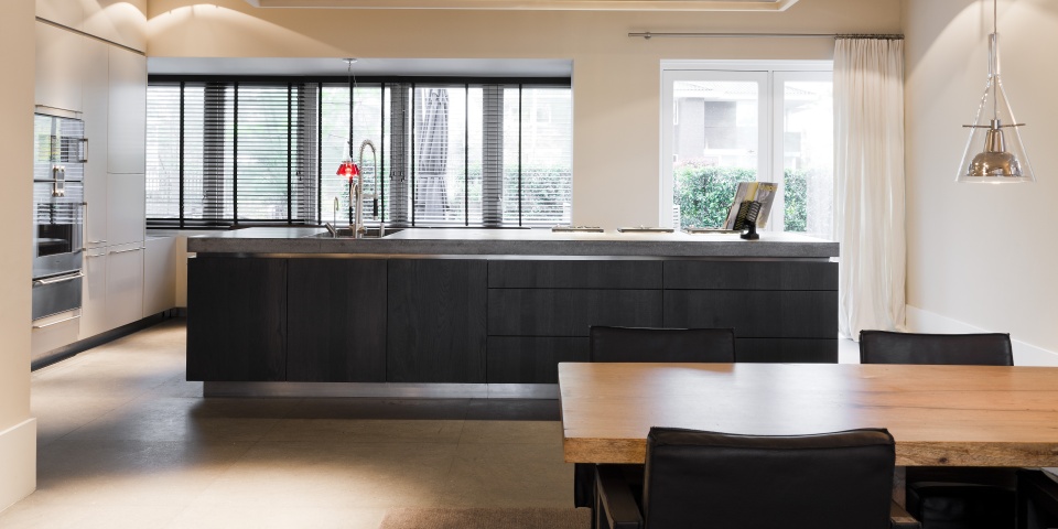 Moderne keuken op maat gemaakt met groot kookeiland. The Living Kitchen by Paul van de Kooi #paulvandekooi #livingkitchen#keuken #kookeiland #leefkeuken