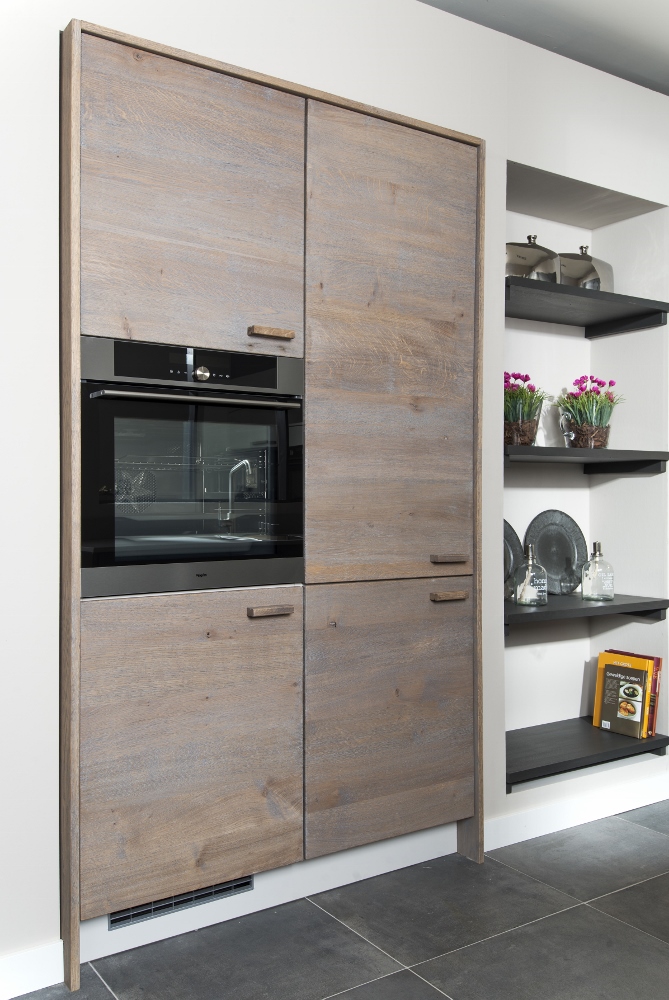 Houten keuken met grote kast met inbouwapparatuur - Long Island kitchens