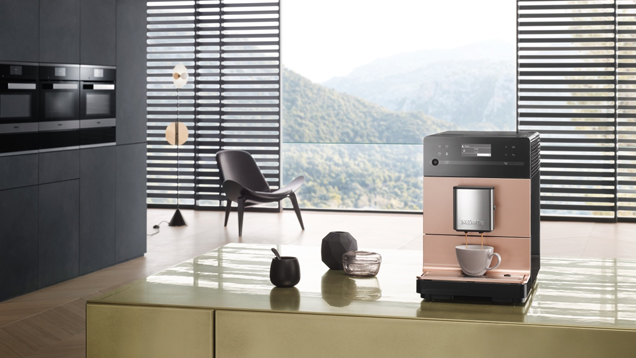 De nieuwe vrijstaande koffieautomaat van Miele in rosegold pearlfinish  #koffieautomaat #koffie #espresso #cappuccino #miele #keuken