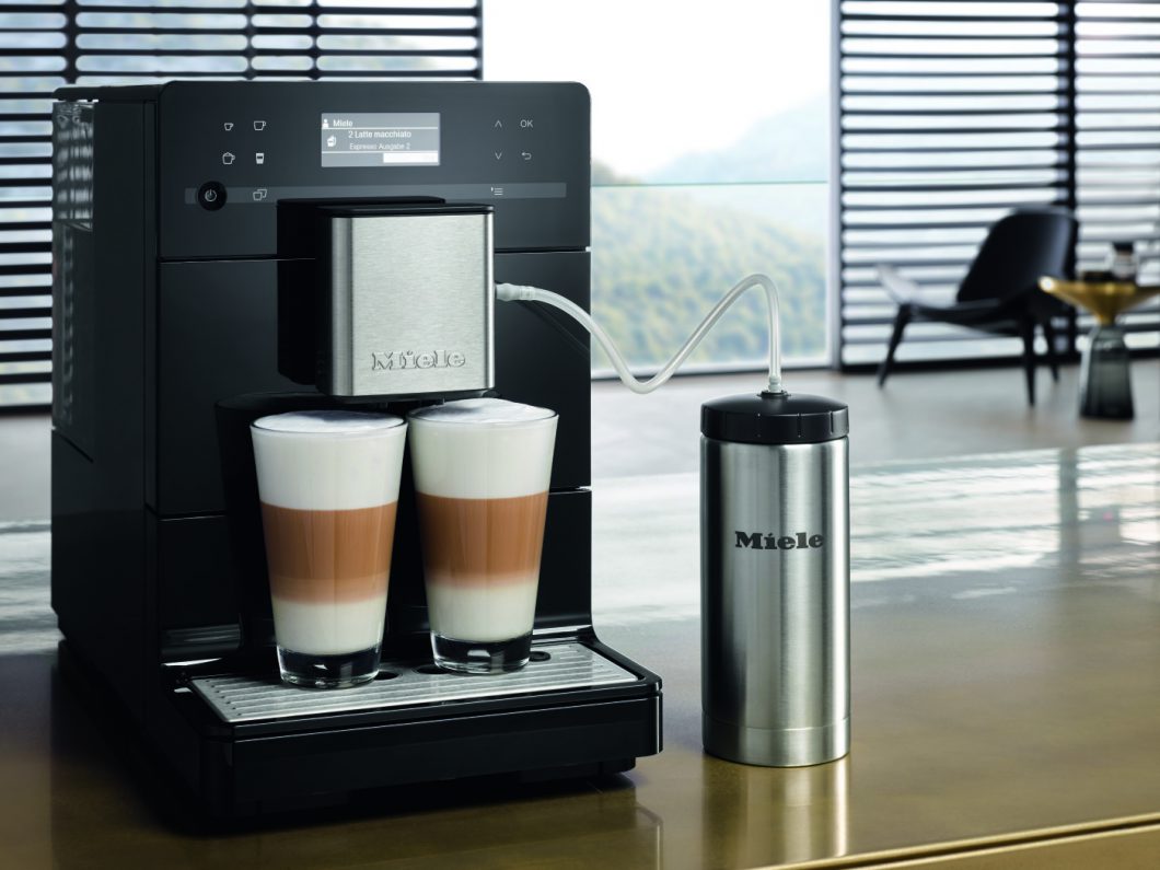 De nieuwe vrijstaande koffieautomaat van Miele in het zwart #koffieautomaat #koffie #espresso #cappuccino #miele #keuken