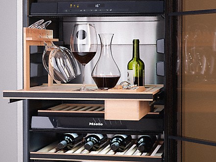 Miele SommelierSet in wijnklimaatkast om op professionele wijze goede wijnen in te schenken en te presenteren #wijnklimaatkast #sommelier #sommelierset #miele