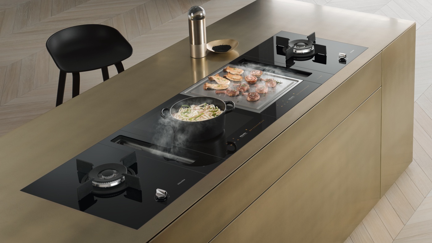 Inductiekoken, wokbranders, TeppanYaki het kan allemaal met de Smartline kookmodules van Miele met werkbladafzuiging. En je kan de kookplaat helemaal naar wens samenstellen #keuken #koken #kookplaat #keukenverbouwen #miele