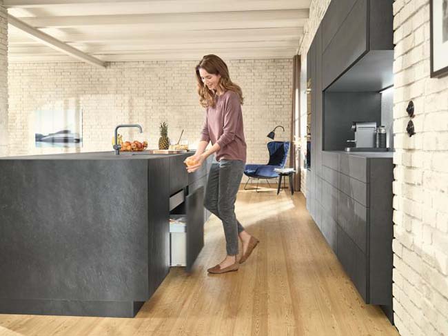 Ordelijk afval scheiden in de keuken met de afvallade en Orgalux lade-indeling via van Hoecke #afval #afvalscheiden #keuken #keukenidee #orgalux