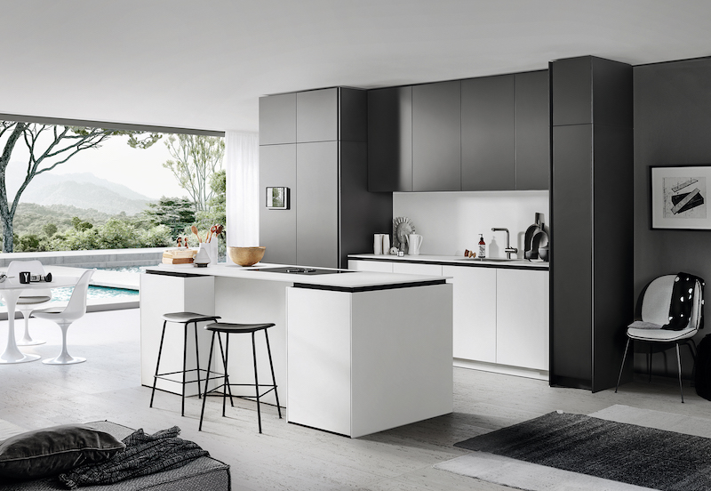 Witte keuken met zwarte achterwand. Poggenpohl +Segmento Y designkeuken met vrij te combineren witte, grijze en zwarte vlakken #keuken #designkeuken #wittekeuken #keukeninspiratie #kookeiland #poggenpohl #segmentoy