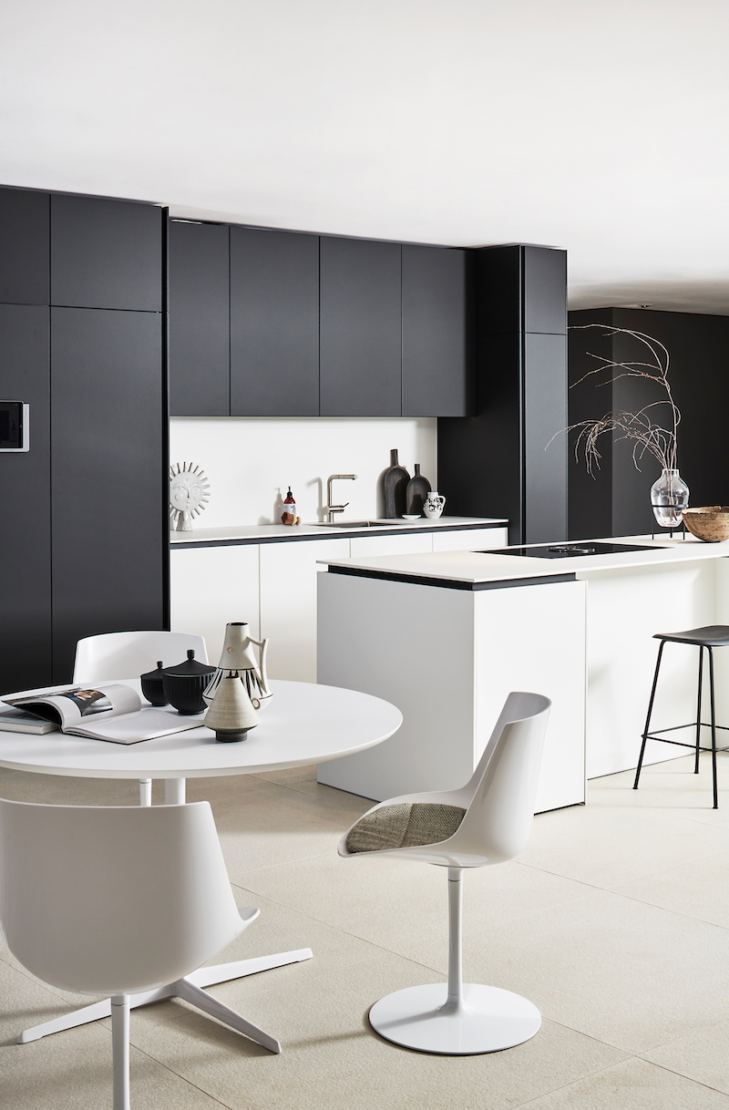 Witte keuken met zwarte achterwand. Poggenpohl +Segmento Y designkeuken met vrij te combineren witte, grijze en zwarte vlakken #keuken #designkeuken #wittekeuken #keukeninspiratie #kookeiland #poggenpohl #segmentoy