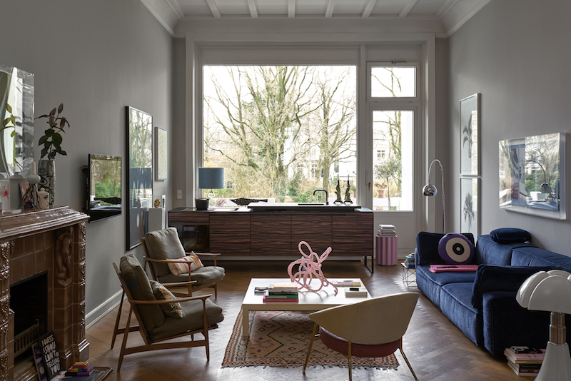 Interieur met multifunctioneel keukenmeubel - kookeiland +VENOVO van Poggenpohl. Design voor moderne keuken met stijlvol en zwevend meubel #poggenpohl #venovo #kookeiland #keukeneiland #keukenmeubel #keuken #keukeninspiratie #keukendesign #design