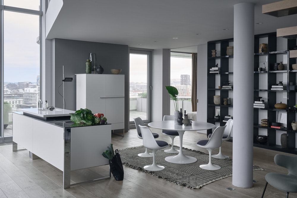 Interieur met multifunctioneel keukenmeubel - kookeiland +VENOVO van Poggenpohl. Design voor moderne keuken met stijlvol en zwevend meubel #poggenpohl #venovo #kookeiland #keukeneiland #keukenmeubel #keuken #keukeninspiratie #keukendesign #design