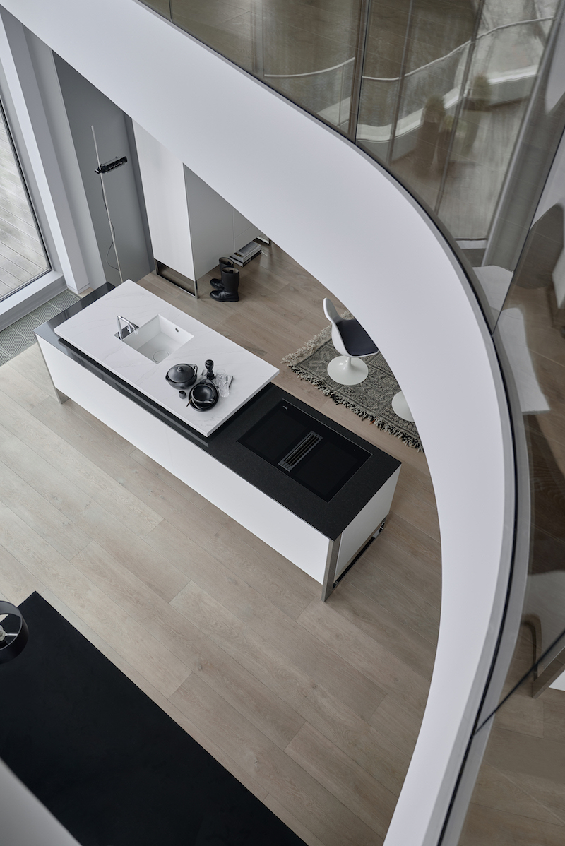 Interieur met multifunctioneel keukenmeubel - kookeiland +VENOVO van Poggenpohl. Design voor moderne keuken met stijlvol en zwevend meubel #poggenpohl #venovo #kookeiland #keukeneiland #keukenmeubel #keuken #keukeninspiratie #keukendesign #design
