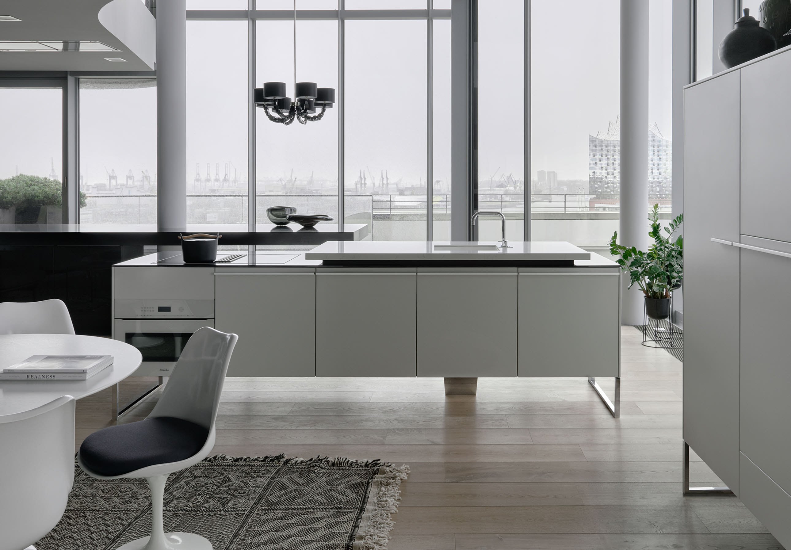 Interieur met multifunctioneel keukenmeubel - kookeiland +VENOVO van Poggenpohl. Design voor elke interieurstijl met stijlvol en zwevend meubel #poggenpohl #venovo #kookeiland #keukeneiland #keukenmeubel #keuken #keukeninspiratie #keukendesign #design