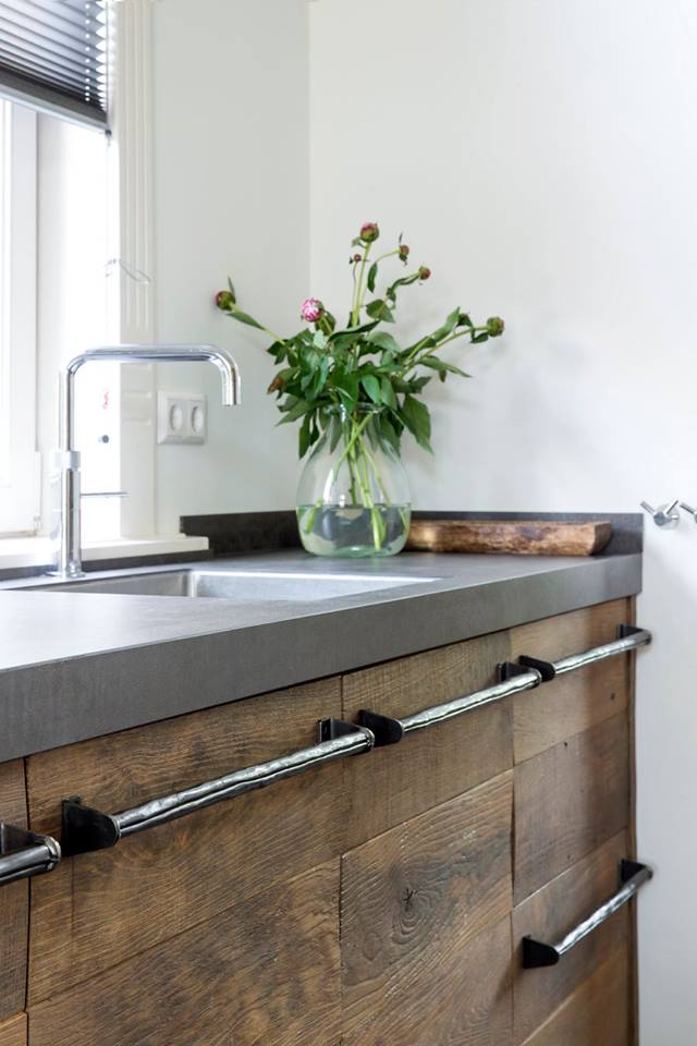 Houten keuken van oud eiken via RestyleXL. Foto: Magazine Wonen in landelijke stijl - Fotografie Denise Keus