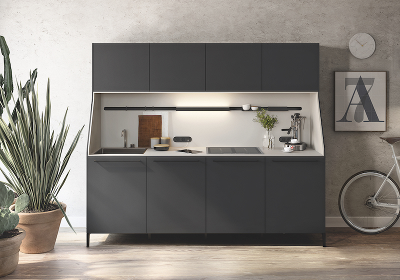 de SieMatic 29 by Perry Hanssen. In samenwerking met metaalspecialist VeroMetal werd een speciale versie van de nu al legendarische hedendaagse buffetkast ontwikkeld. Hanssen: ‘Het design, afkomstig van het Berlijnse ontwerpbureau Kinzo, werd meteen in 2016 onderscheiden met een German Design Award in Gold.’  Hotelluxe ‘Kinzo ging uit van wat ze zelf het watermeloen-principe noemen: na de buitenste groene schil kom je in een heel andere wereld, die van het rode vruchtvlees. Bij de SieMatic 29 is dat vertaald in een exterieur van zwart eiken en een interieur van keramiek. Je krijgt daardoor feitelijk twee heel verschillende volumes,’ legt Hanssen uit. ‘Daarbij zijn de vormen heel organisch, en dat maakt dit buffet tot de ideale kast voor een hotelsuite, eventueel met elke keukenfunctie die je maar wilt. Maar zonder het uiterlijk van een keukenblok. Dat wil je tenslotte niet zien vanuit je hotelbed.’  Custom made De SieMatic 29 by Perry Hanssen is volledig custom made. ‘Zwart is het nieuwe wit, en steeds meer mensen durven het veilige wit achter zich te laten en voor zwart te kiezen. Het interieur is volledig keramisch in marmerlook. En de details, zoals het stopcontact, de usb-aansluiting, de houder voor hand- en theedoeken en het onderstel, zijn gemaakt van goldbronce. Messingtinten zijn enorm in opkomst.’  Vloeibaar metaal Het metaliseren van de genoemde onderdelen gebeurt met de producten van VeroMetal. Eigenaar Frank Smolenaers: ‘Wij zijn producent van koud, vloeibaar metaal. Daarmee kun je elk object van een laag metaal voorzien. De muren van het Louvre in Abu Dhabi zijn bijvoorbeeld allemaal gespoten met brons dat door ons is gemaakt. We leveren 19 verschillende soorten metalen en voor SieMatic selecteerde Perry Hanssen goldbronce. We brengen het aan op dezelfde manier als wanneer je lak spuit, maar afgezien daarvan is het echt metaal.’  Jubilee year Dit jaar is het precies vijf jaar geleden dan SieMatic aan het Vondelpark werd geopend, de flagshipstore in Amsterdam. En dat is niet het enige heuglijke feit in 2019. Het is namelijk ook precies negentig jaar geleden dat het bedrijf SieMatic werd opgericht, onder de naam August Siekmann Möbelwerke.  Timeless by tradition Negentig jaar, die het Duitse bedrijf in één jubileummotto samenvat: tijdloos door traditie. Deze drie woorden beschrijven kort maar krachtig waar de premiumkeukenspecialist voor staat: design en kwaliteit. Die niet zijn geënt op vluchtige trends maar die jarenlang bij de tijd blijven. Van het oorspronkelijke keukenbuffet via de eerste greeploze SieMatic tot aan de complete interieurconcepten: iedere keuken die de fabriek verlaat, verdient het predicaat ‘tijdloze elegantie’ ruimschoots.