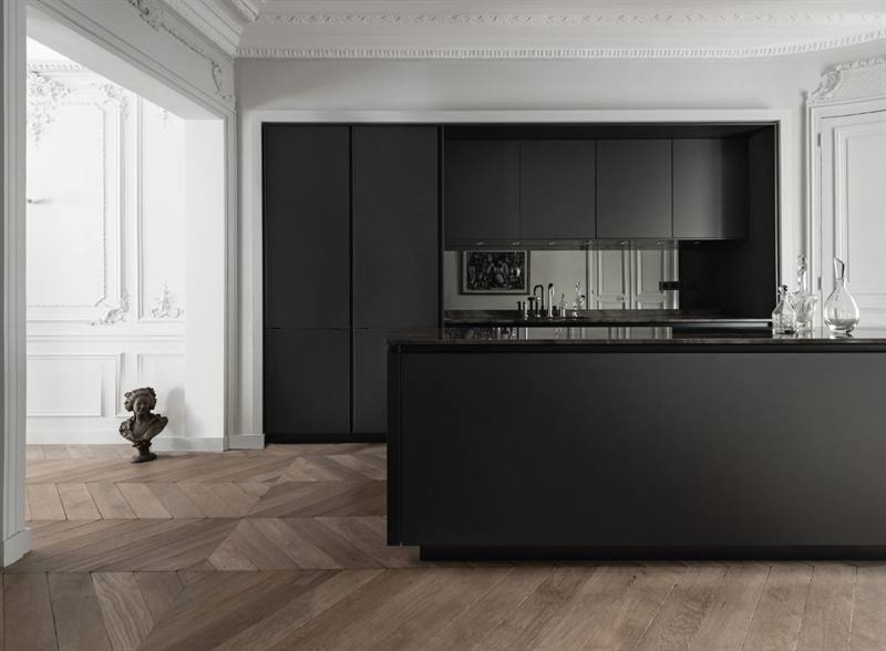 Klassiek interieur met warme houten vloer en zwarte greeploze keuken - SieMatic Pure S2