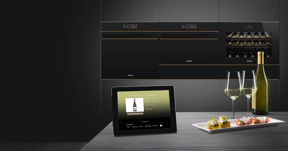 Met de SmegConnect App is het mogelijk om via de smartphone of tablet op elk gewenst moment, waar u ook bent programma’s, instellingen en het in-of uitschakelen van de Smeg huishoudelijke apparaten online te regelen. #smegconnect #ovens #smeg #wijnklimaatkast