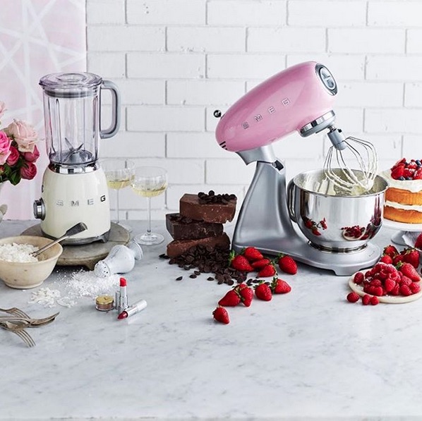 Smeg klein huishoudelijke keukenapparaten in jaren 50 stijl en mooie kleuren #smeg #smeg50style #italianstyle #keuken #keukeninspiratie #keukenapparaten #smeglove