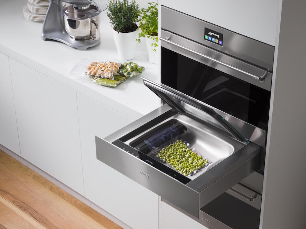 Smeg vacumeerlade en stoomoven. hulpmiddel voor zowel het marineren of voor Sous-Vide koken en is een ideale combinatie met de 45cm compacte stoomoven met het Sous-Vide programma #vacumeren #vacumeerlade #smeg #keuken #keukeninspiratie