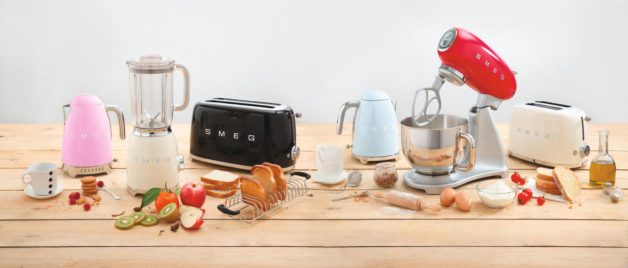 Smeg klein huishoudelijke keukenapparaten in jaren 50 stijl en mooie kleuren #smeg #smeg50style #italianstyle #keuken #keukeninspiratie #keukenapparaten #smeglove