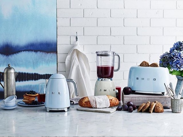 Smeg klein huishoudelijke keukenapparaten in jaren 50 stijl en mooie kleuren #smeg #smeg50style #italianstyle #keuken #keukeninspiratie #keukenapparaten #smeglove