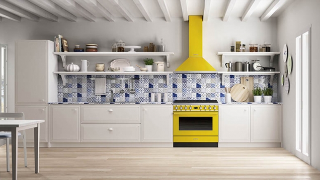 Witte keuken met Smeg fornuis Portofino in de kleur geel. De Portofino fornuizen van Smeg zijn er in zeven kleuren en in het rvs. #smeg #smeglove #fornuis #keuken #geel