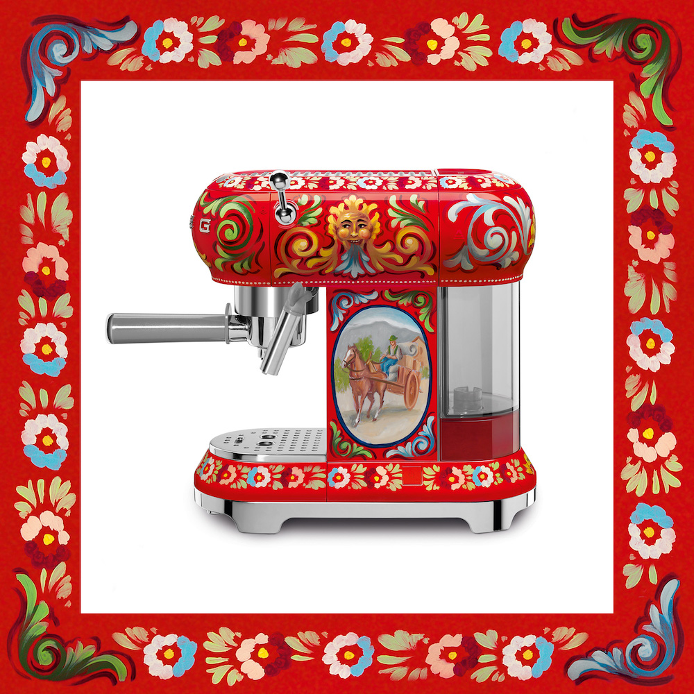 Smeg koffiemachine 50's style - design Dolce&Gabbana collectie Sicily is my love #keuken #keukenapparaten #DGsicilyismylove #koffie