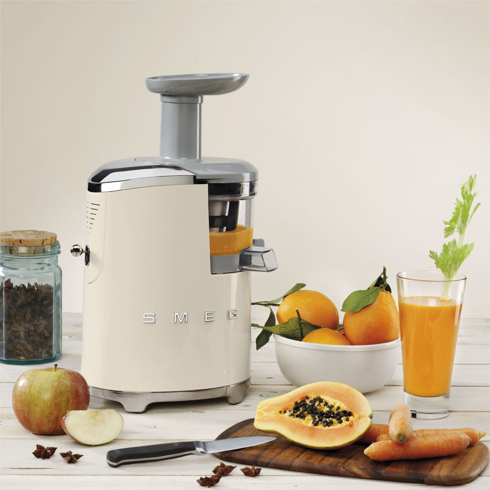 de trend waarbij fruit en groenten langzaam geperst worden om zo maximaal te genieten van smaak met behoud van voedingsstoffen, krijgt een nieuw gezicht met de SMEG Slowjuicer SJF01. Deze stijlvolle Slowjuicer is een statement in elke keuken, waarbij terug wordt geblikt naar design uit de jaren ’50.