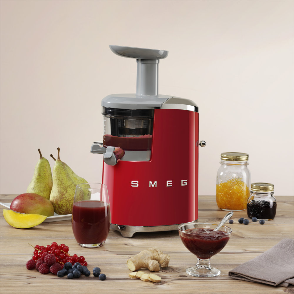 de trend waarbij fruit en groenten langzaam geperst worden om zo maximaal te genieten van smaak met behoud van voedingsstoffen, krijgt een nieuw gezicht met de SMEG Slowjuicer SJF01. Deze stijlvolle Slowjuicer is een statement in elke keuken, waarbij terug wordt geblikt naar design uit de jaren ’50.