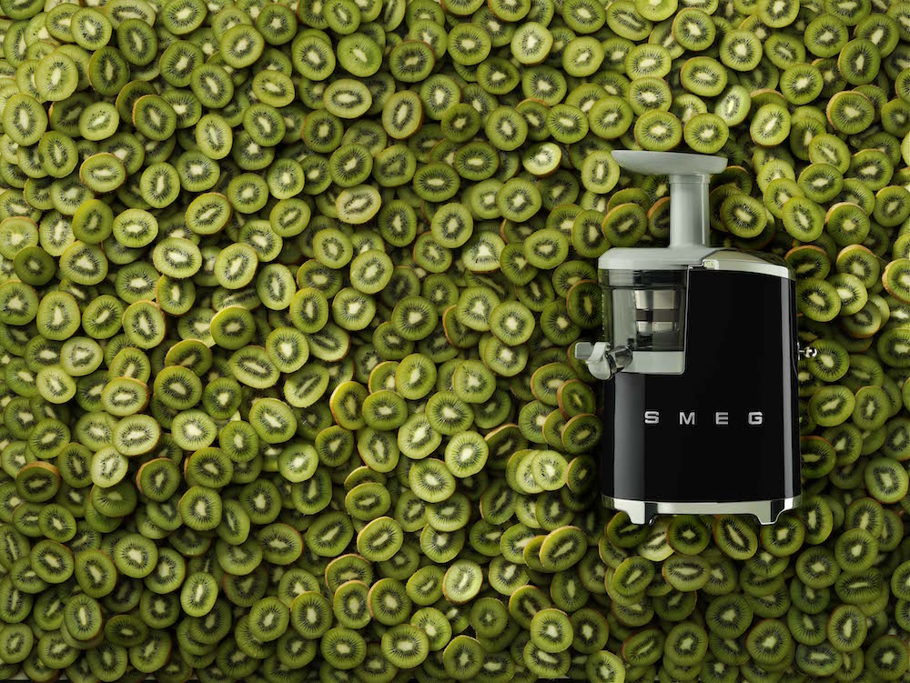 de trend waarbij fruit en groenten langzaam geperst worden om zo maximaal te genieten van smaak met behoud van voedingsstoffen, krijgt een nieuw gezicht met de SMEG Slowjuicer SJF01. Deze stijlvolle Slowjuicer is een statement in elke keuken, waarbij terug wordt geblikt naar design uit de jaren ’50.