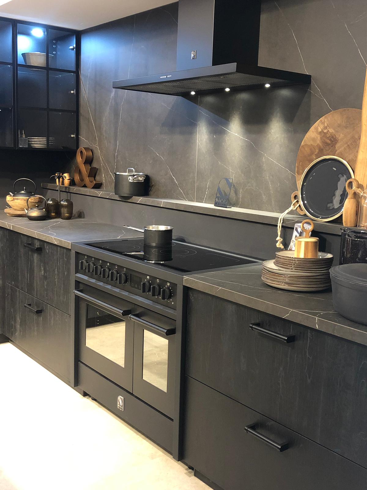 Steel inductiefornuis All Black met FLEXzones en twee ovens van het Italiaanse Steel #steel #inductie #inductiefornuis #black #keuken #keukeninspiratie